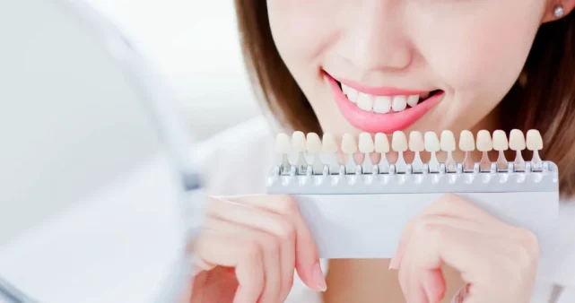 歯の色を確認する女性