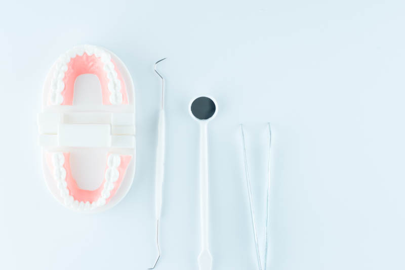 歯の模型と検査器具