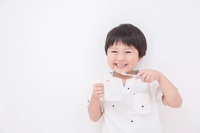 子供が歯ブラシをしているところ