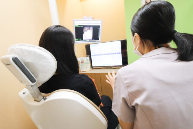 治療の説明をしている歯科医師