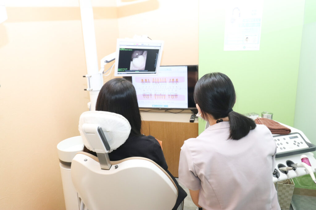 治療の説明をしている風景